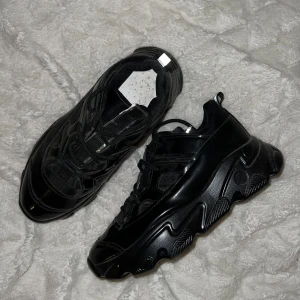 Sneakers  - Glansiga sneakers💓