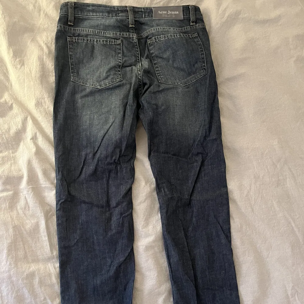 Säljer dessa lågmidjade Acne jeans💕Storleken är 29/32, men de passar mig som vanligtvis bär storlek S, 34-36. Jeans & Byxor.