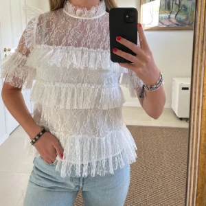 BY MALINA BLUS - säljer min knappt använda bymalina blus som jag köpte för cirka 1 år sedan 💞 storlek s. Mycket bra skick 🩷🩷