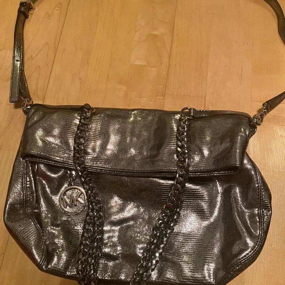 Michael kors convertible tote bag/crossbody, gently used. adjustable straps. Stainless steel accents. Silver color. Genuine leather. Retail price $258 . Väskor.