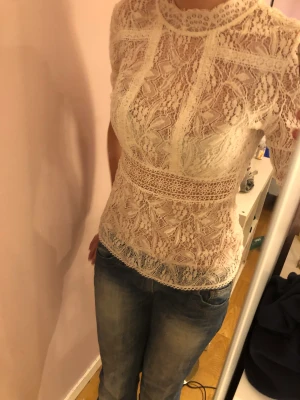 Vit blus - Jättejättefin tröja, men som aldrig kommer till användning🤍🤍Storlek S men skulle säga att det är xs/s, kom privat för fler bilder eller frågor❤️❤️Använd gärna köp nu!