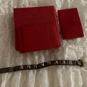 Valentino armband - Säljer detta gamla valentinoarmband som jag har fått efter min syster! Det är väldigt användt så defekter kommer (fråga om fler bilder om du vill se mer noga) Har också gjort ett extra hål på armbande. Lådan och äktahetsbevis finns som ni ser på bilden! 💕