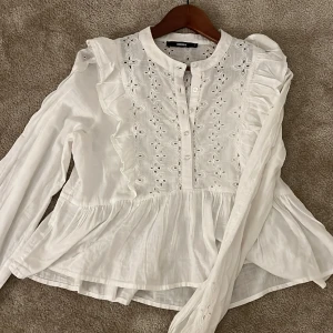 Blus  - Gullig vit blus i storlek S🤍