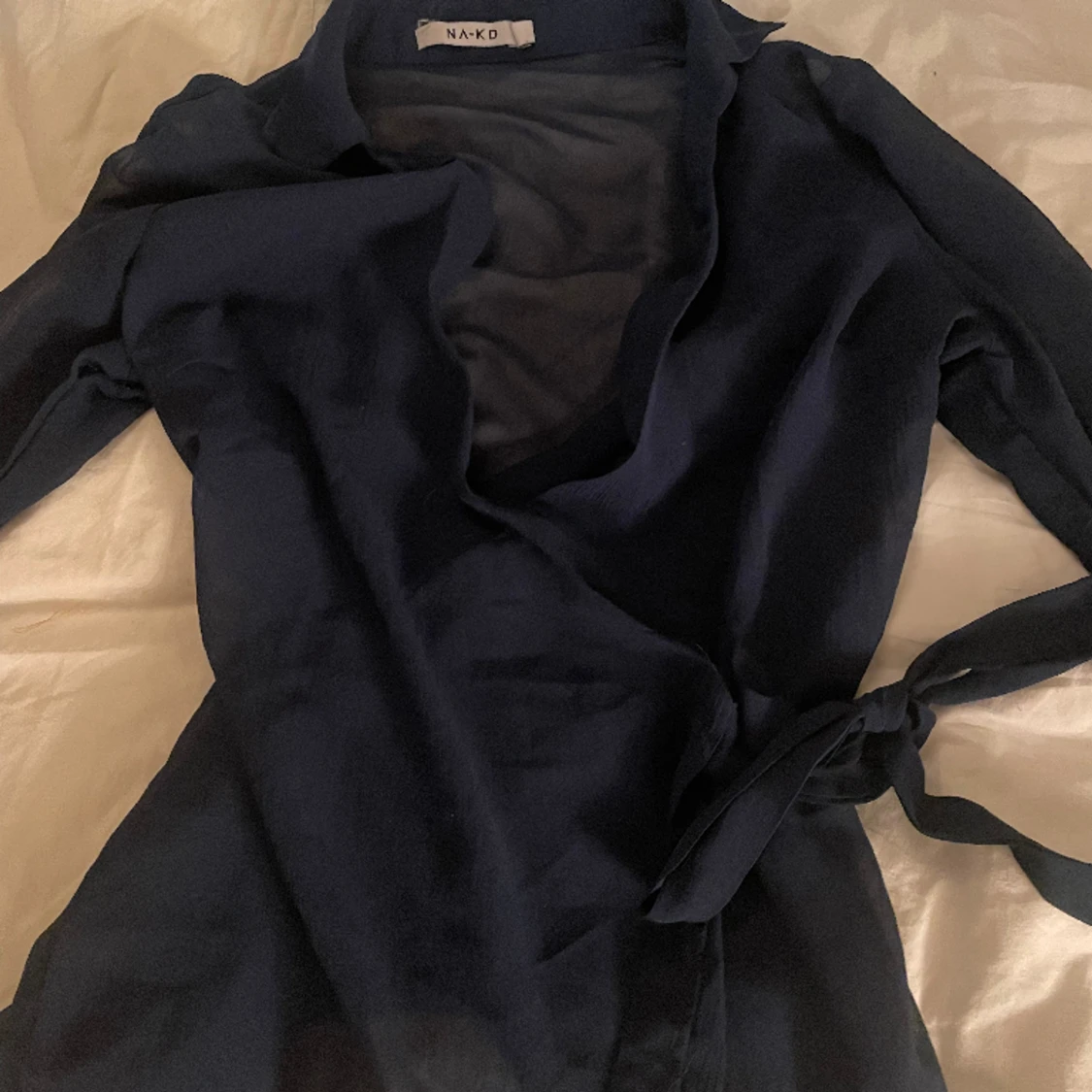 Marinblå topp med knytning i sidan - 90