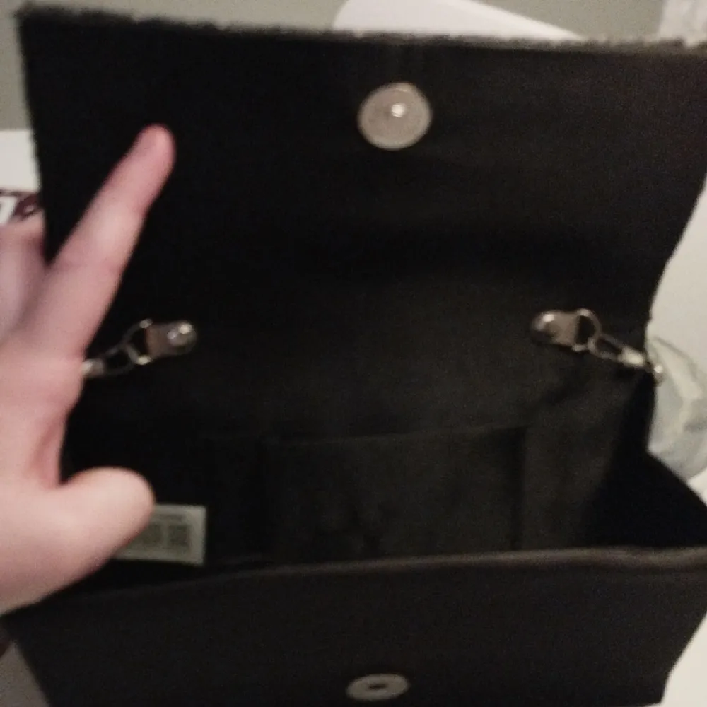 En glittrande svart väska och den är knappast använt . Accessoarer.
