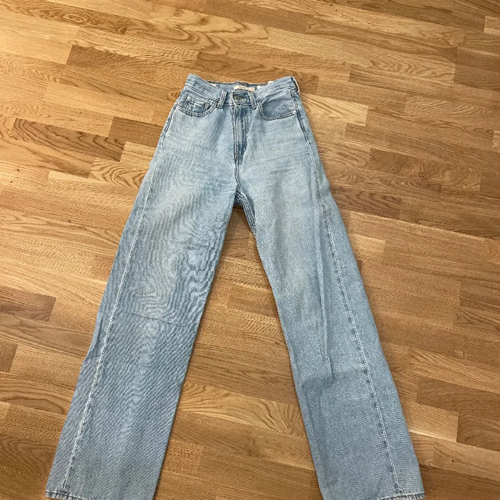 Levis jeans high loose i storlek 25 Bra skick använda endast ett fåtal gånger, betala genom Swish🥰. Jeans & Byxor.