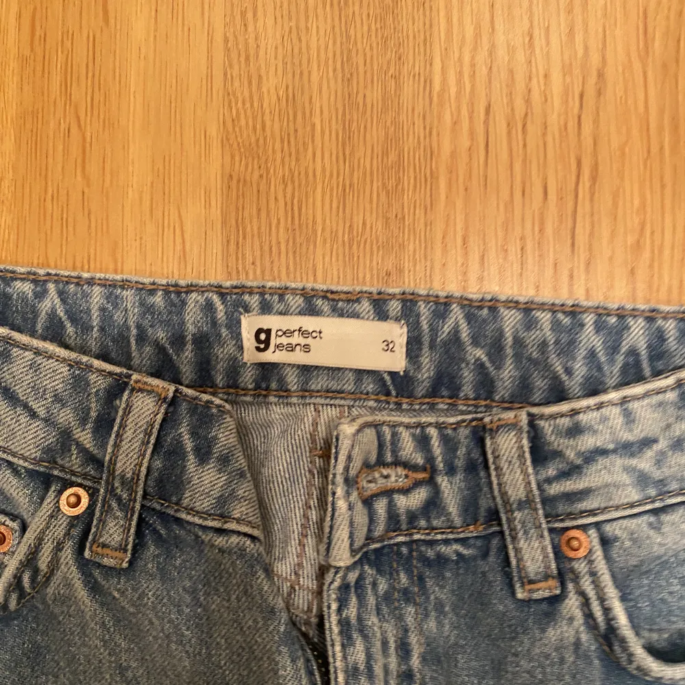 jenas från Gina, storlek 32 och knappt använda. inte så långa alls, funkar perfekt om man är runt 160 eller kortare💙. Jeans & Byxor.
