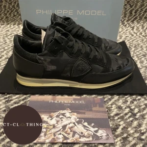 Phillipe Model Skor - Säljer dessa sjukt trendiga phillipe model skor i storlek 41 och färgen svart/vit. Skorna är endast testade och har inga tydliga tecken på användning inuti eller utanpå skorna. allt OG ingår som box, dustbag, vykort och extra snören. Kom med bud! 🟫