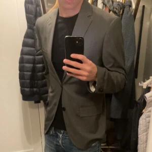 Grå Blazer - En sjukt frän blazer som passar väldigt bra till ett par mörka jeans.