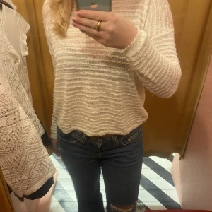 Vit tröja - Jättefin söt vit stickad ish tröja, nyskick, knappt använd🫶🏼