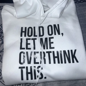 Hoodie  - En hoodie med roligt tryck!, stl l men känns som s/m