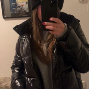 Calvin Klein jacka - Glansig vinterjacka från Calvin Klein💓nypris är 2000 och den är i väldigt bra skick. Finns en mysig stor luva att sätta på också!