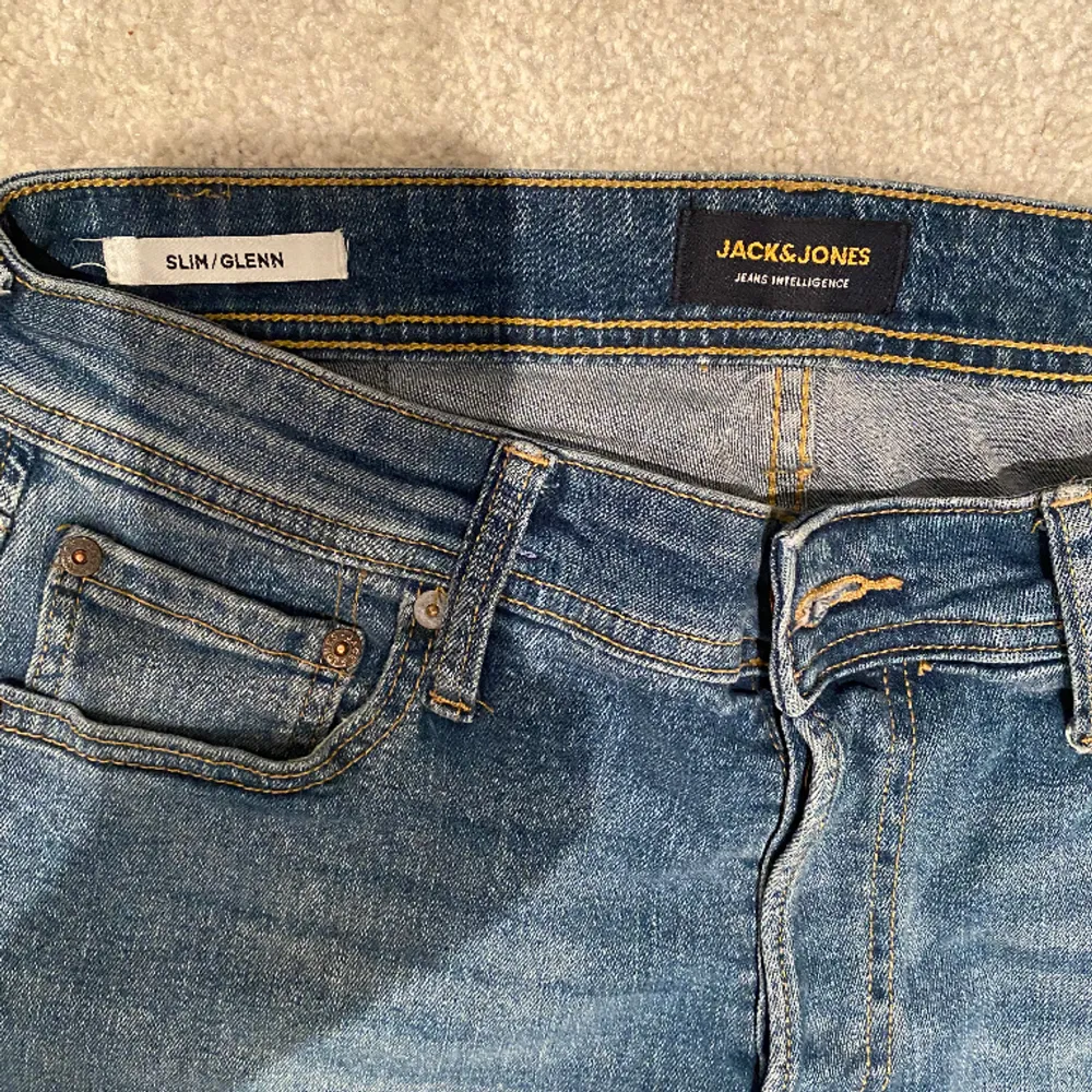 Hej! Säljer dessa feta Jack & Jones jeans i modellen JJIGLENN då dem inte används så mycket längre. Vid minsta fundering är det bara att höra av sig! //Felix. Jeans & Byxor.