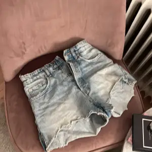 Fina shorts från zara har gått sönder lite men det är jätte lätt att fixa💗