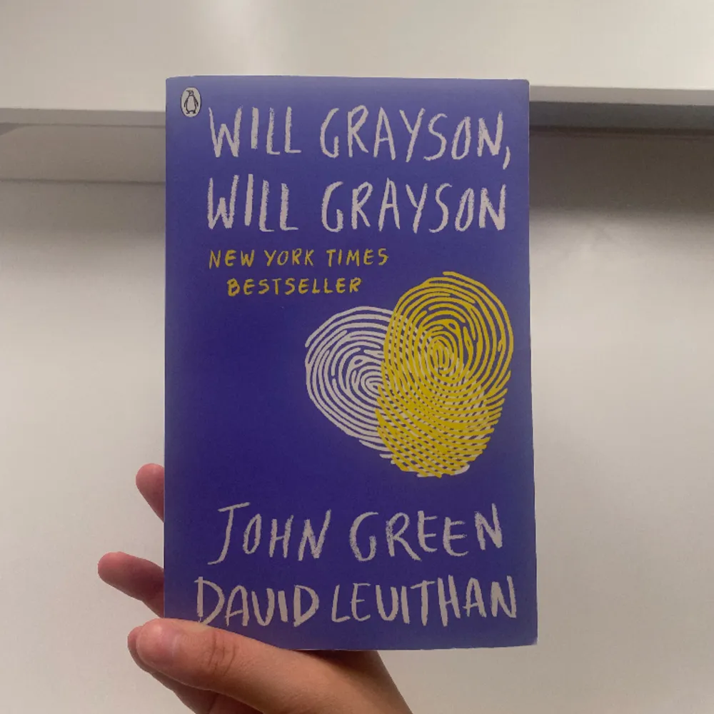 Will Grayson, Will Grayson av John Green,  på engelska. Lite sönder i nedre vänster kant, se bild 2. Små fläckar på ca 15 sidor i boken, se bild 3.. Övrigt.