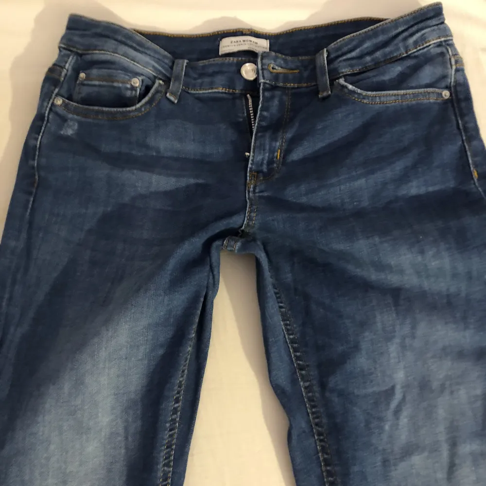 Mörkblå jeans från Zara Midja 37 och innerben 82. Jeans & Byxor.