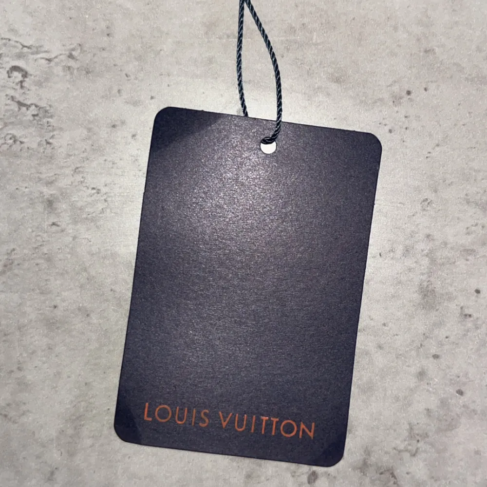 Säljer min Louis Vuitton mössa då jag inte gillar färgen den är oanvänd och i toppkvalite. Kan även tänka mig att byta den mot något annat😇. Accessoarer.