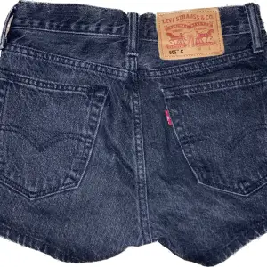 Levis 505 shorts i fint skick köpt i levisbutik. W24. Hör av dig om du undrar något💗