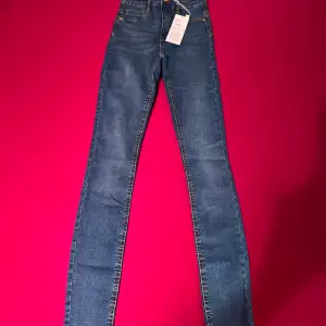 Blåa skinny jeans från ginatricot, oanvända med lapparna kvar!! 💕💕 Väldigt fint med ett par boots (finns att köpa i min profil) 😊❤️