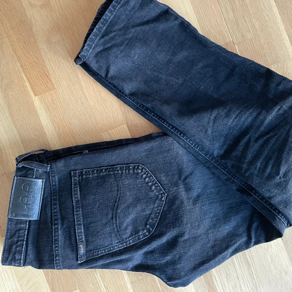 Jeans från Lee i mycket fint skick. Str 31/32. Svarta. . Jeans & Byxor.