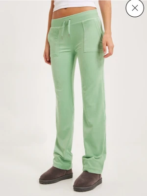 Juicy couture byxor - Jätte fina juicy, inga skador använda få gånger. Säljer för att de kommer inte till användning. (Kontakta för fler bilder) klicka Järna på köp nu 😋