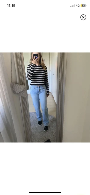 Jeans Pull&Bear - Säljer dessa snygga midrise jeansen från Pull & Bear, strl 34, fint skick då de knappast kommit till användning, avklippta så de passar mig(161cm)🩷 har fler bilder, så bara hör av dig vid intresse! 150kr+frakt!