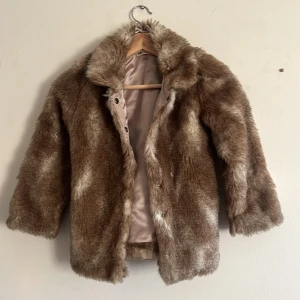 Fluffjacka - Andvänd några gånger men är som ny, det är inte sönder någonstans.:)