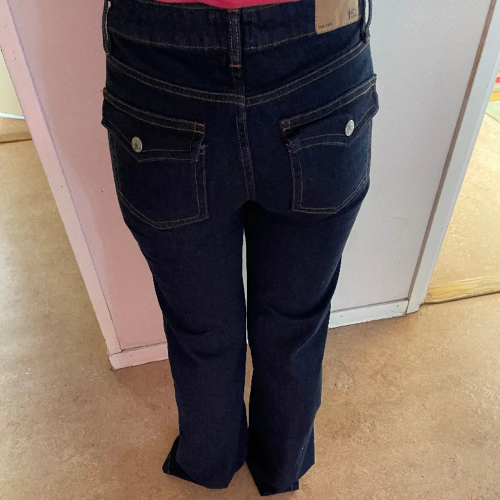Jätte fina mörkblåa jeans från lager 157, oanvända och helt nya. Bilderna är på min syster då byxorna ej passar mig och som på bilden visar är dem väldigt långa, men jeansen är S men passar även som  XS. nypris 450 ish 💕. Jeans & Byxor.