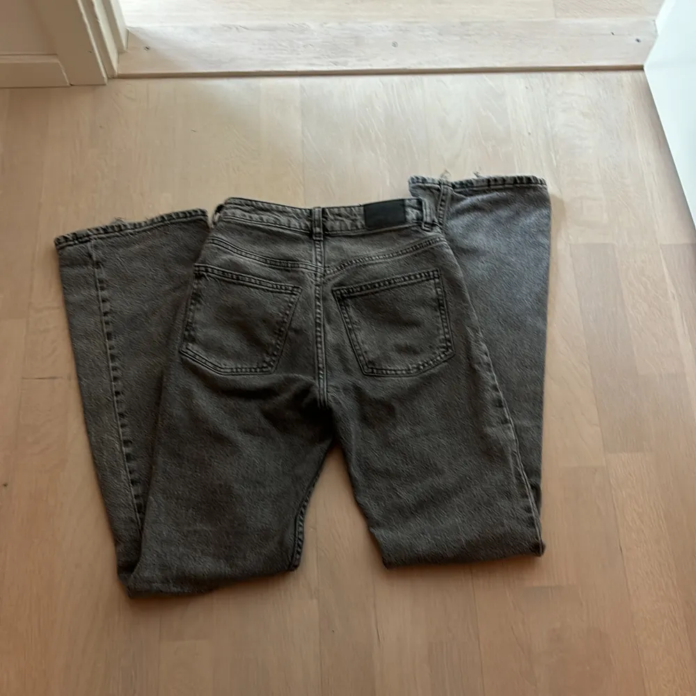 Ett superfina grå jeans från ginatricot jag har andvänt ca 5 gånger dom är lite små för mig men ett par jätte fina jeans 👖 . Jeans & Byxor.