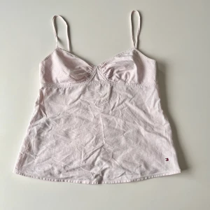 Randig linne - Rosa vitt randigt linne från Tommy Hilfiger. Storlek 6, passat XS-S 💖