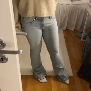 Lågmidjade bootcutjeans Zara - Nyskick, lite långa på mig som är 160