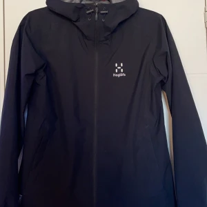 haglöfs - varsamt använd i princip perfekt skick förutom ett minimaliskt brännhål som inte syns.