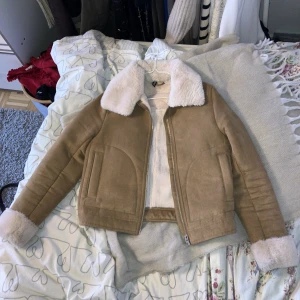 Jättefin jacka!! - Superfint skick, knappt använd. Varm och skön🥰