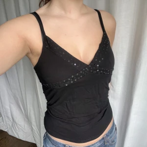 Svart linne - Svart linne med reglerbara axelband. Storlek M, passar också S 🖤