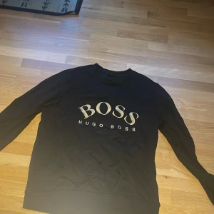 Hugo Boss sweatshirt guld - Nypris 1300kr säljer pga använder ej längre