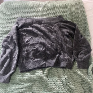 Tjocktröja - En kortare mörkgrå tjocktröja med krage, använd fåtal gånger 