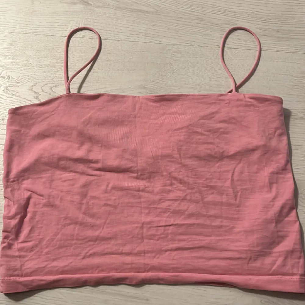 Säljer detta jättefina rosa linne från Gina tricot! Använd väldigt många gånger! Kund står för frakt. Toppar.
