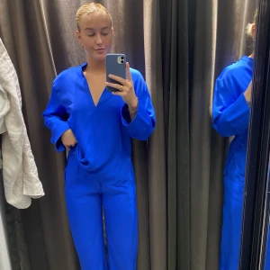 Blått zara set - Säljer detta jättesnygga blåa set från zara. Byxorna är i storlek M men har krymp och passar därför en S skulle jag säga. Det är också anledningen till att jag säljer. Använd en handfull gånger och därför i väldigt gott skick!