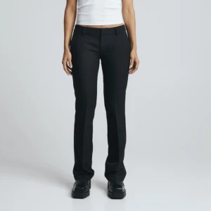 Lågmidjade kostymbyxor - Lågmidjade kostymbyxor från bikbok i modellen Vera. Svarta storlek 40, väldigt sparsamt använda!☺️ Nypris: 499kr Mitt pris: 220kr