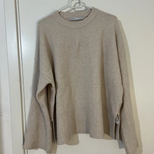 Stickadtröja - Stickad tröja från bershkra som är använd ett fåtal gånger och är i bra skick. 💞 Köpt för 300kr
