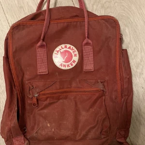 Fjällräven väska kånken - Säljer min fjällrävenväska då jag inte längre har användning för den!  Väskan är i använt skick men fungerar som den ska! Originalpriset ligger runt 1000kr så säljer därför för halva priset (kan diskuteras) 