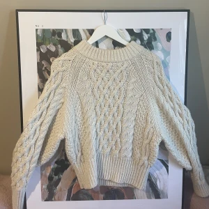 Stickad tröja  - Benvit stickad tröja med fint mönster och balongärmar