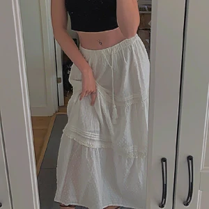 Lång kjol - Säljer min fina vita lång kjol från indiska! Köpte för 600kr 2021❣️