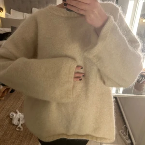 Mohair tröja från hm - Så fin stickad mohair tröja från hm! Inte stickig och sjukt varm! Aldrig använd men lappen är tyvärr avklippt! 