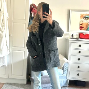 Grå Maje kappa  - Säljer denna grå jacka/kappa från Maje. Använd men i bra skick! Köpt för lite mer än 5000 kr 🩶