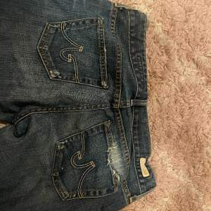 Säljer dessa lågmidjade jeansen från Adriano Goldschmied i storlek 29. Dem skulle nog passa dig som har S/M. Väldigt snygg modell på jeans, utsvängda där nere och sedan fina detaljer på bakfickorna. Säljer för 500+frakt💓