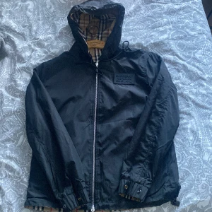 Burberry Checked Reversible Windbreaker - Burberry Checked Reversible Windbreaker, strl M passar också strl S om man gillar oversized. Priset går att diskutera.