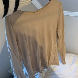 Långärmad tröja från Gina - Långärmad tunn tröja från gina, använt ca 2 gånger 💕