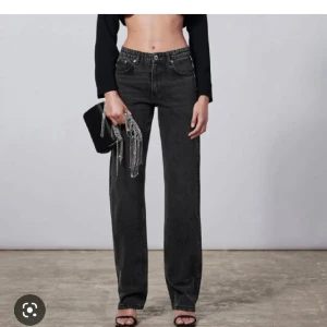 Raka jeans zara - Säljer dessa jättefina populära jeans från zara, dom är i jättefint skick knappt använda. Säljer  dom pga att de ej kommer till använding.   längden e bra på mig som är 168 Pris går att diskutera!  Storlek: 42 men små i storleken!