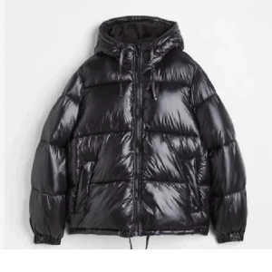 H&M jacka - Säljer denna sjukt snygga slutsålda glansiga jacka från h&m! Bra skick! 